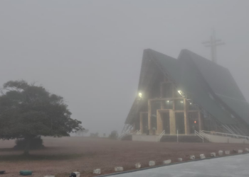 Santuário em um dos pontos mais altos de Porto Alegre amanhece coberto por neblina; VÍDEO