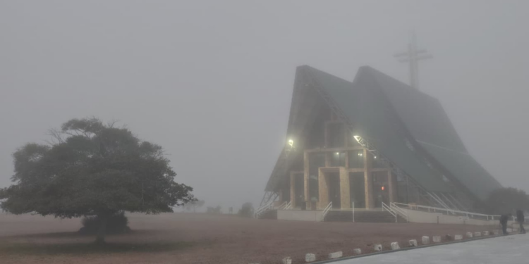 Santuário em um dos pontos mais altos de Porto Alegre amanhece coberto por neblina; VÍDEO