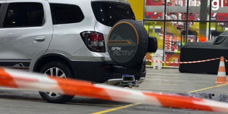 Homem é morto a tiros em estacionamento de atacado em Canoas; criminosos fogem e batem carro, diz polícia