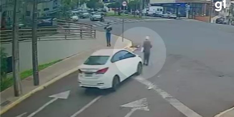 VÍDEO: Mulher de 90 anos morre atropelada no RS; carro estava com licenciamento pendente por diversas multas