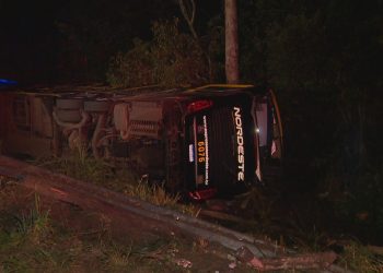 Mulher morre e outras 11 pessoas ficam feridas após ônibus tombar na BR-290, no RS