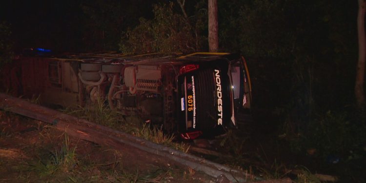 Mulher morre e outras 11 pessoas ficam feridas após ônibus tombar na BR-290, no RS